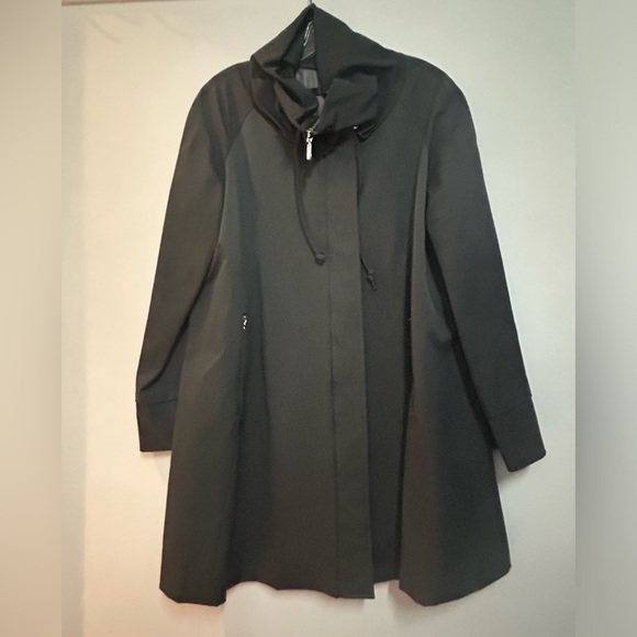 Woman’s Inoerial pleated Rain Coat - Picture 2 of 8